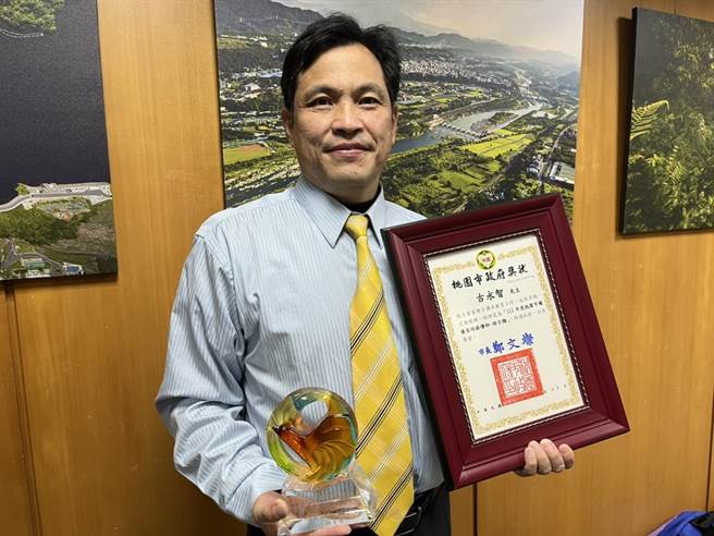 桃园市瑞原国中教务主任的古永智是在地杨梅人，今获颁为绩优客语薪传师。（陈梦茹摄）