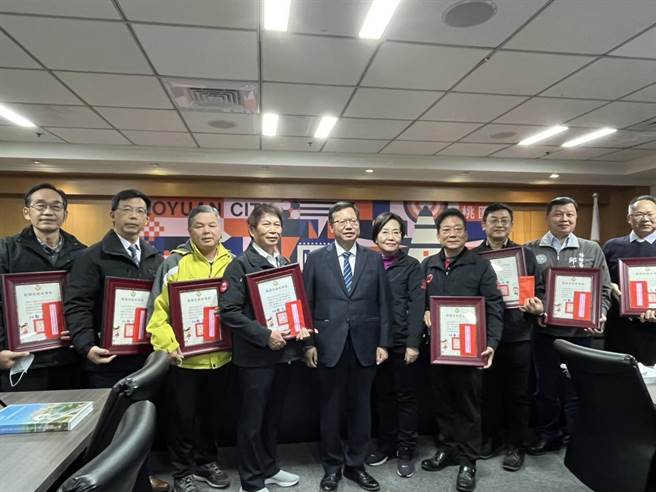 桃园市客语能力认证团报人数连续4年居全国之冠，市府今颁发客语初级、中级暨中高级、高级认证团体报名人数竞赛奖，绩优客语薪传师及推动客语沉浸式教学绩优教保人员奖。（陈梦茹摄）