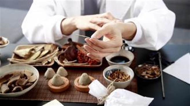 抗疫中藥方靠譜嗎？春節具團圓條件嗎？張伯禮回應八大熱點。（新華社）