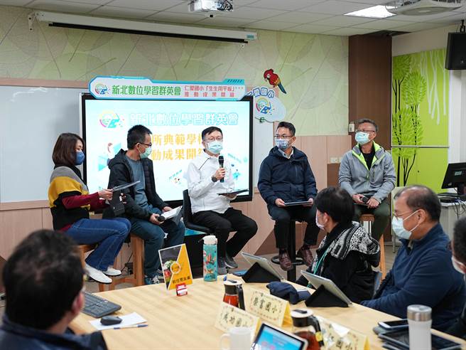 三重仁爱国小14日举办「生生用平板」分享会发表推动实务，新北市教育局长张明文(前排中)也亲赴现场与现场老师交流。(黄敬文摄)