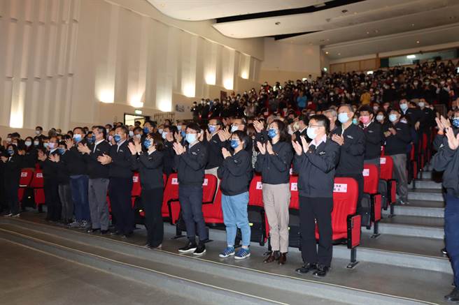 台下主管、员工们立即鼓掌给予回应支持。（苗栗县政府提供／李京升苗栗传真）