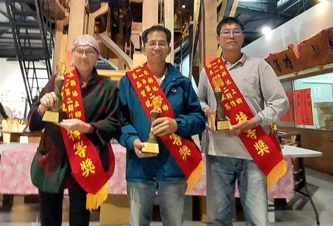 台东县池上乡二期稻品质竞赛全乡决赛，庄金兴（中）勇夺米王。（民眾提供）
