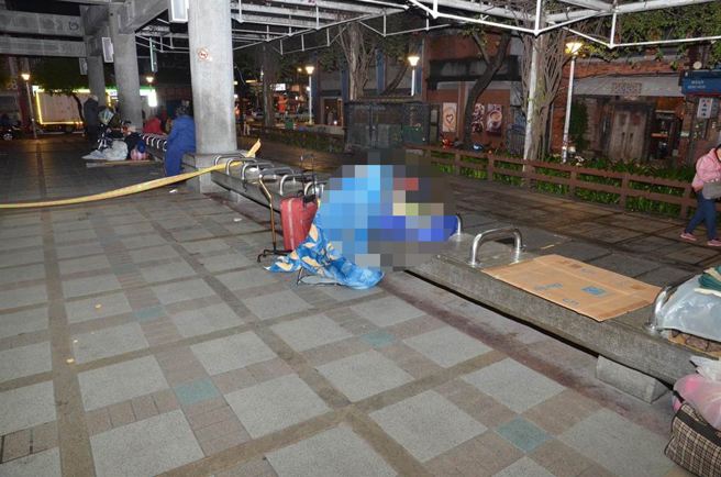 寒流来袭，艋舺公园传出有2名街友猝死。（陈鸿伟翻摄）