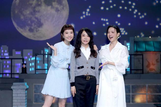 柴智屏（中）今录Lulu（左）、曾宝仪主持的《姐妹们的音乐万万岁》第2季。（公视提供）