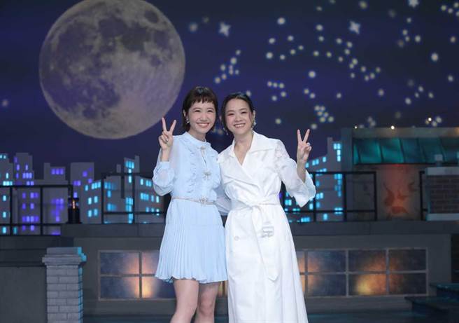 Lulu（左）、曾宝仪开心合体录《姐妹们的音乐万万岁》第2季。（公视提供）