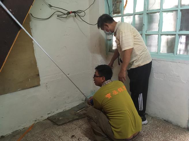 经过专业评估后，运用各会员不同专业，共进驻3个业种来尽速帮民眾完工。(大高雄不动产开发公会提供)