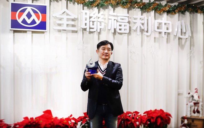 全联刘鸿徵协理手持金手指奖最佳广告主奖座。（图／金手指奖执委会提供）