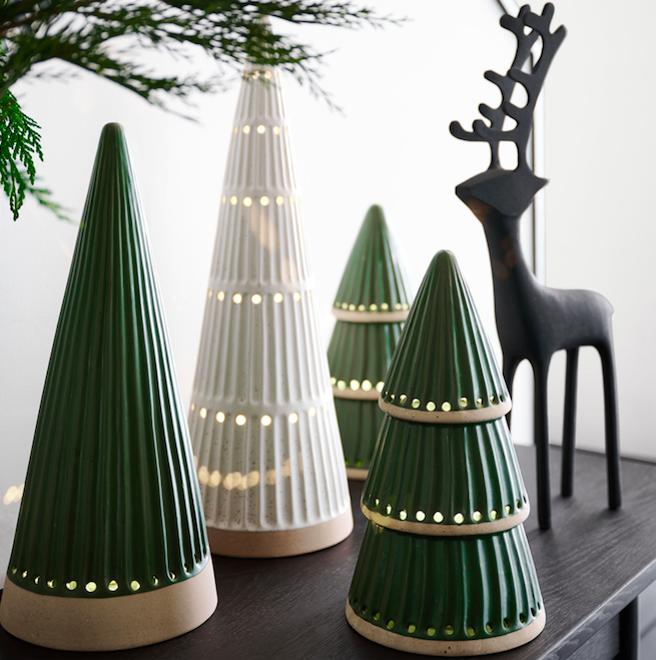 Crate and Barrel的LED陶瓷耶诞树 51cm 白，闪耀光芒带来温暖节庆感，原价2650元，特价1590元。(Crate and Barrel提供)