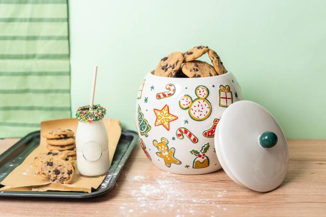 迪士尼的米奇和米妮附盖耶诞饼乾罐将愉悦感受融入美味中，1899元。（华特迪士尼公司提供）