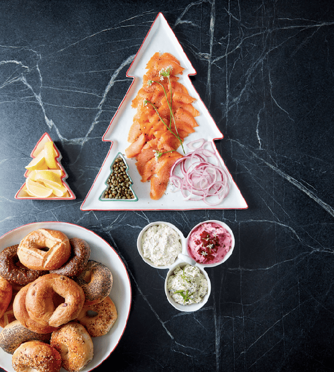 Crate and Barrel的Tree造型烤盘作为餐具或摆饰都很好用，原价420元，特价252元。(Crate and Barrel提供)