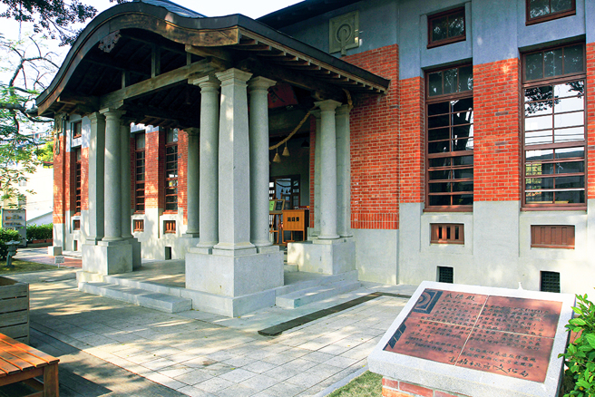 高雄市武德殿外观。(图片提供/MOOK)

