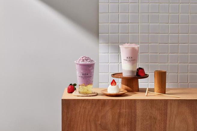 珍煮丹携手鲜乳坊推出新品「草莓米大福」与「莓桂雪沙」，12月21日限定上市。（图／珍煮丹提供）