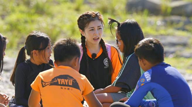 任容萱为《回到小学那一天》到最远的小学兰屿椰油国小担任转学生。（三立提供）