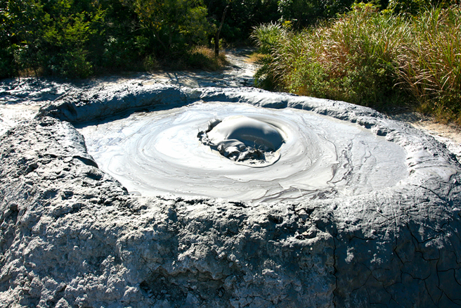 乌山顶泥火山由地底下的气体，沿着旗山断层造成的裂隙将泥浆推到地表，在地表形成一个像火山的泥火山。(摄影/李美玲