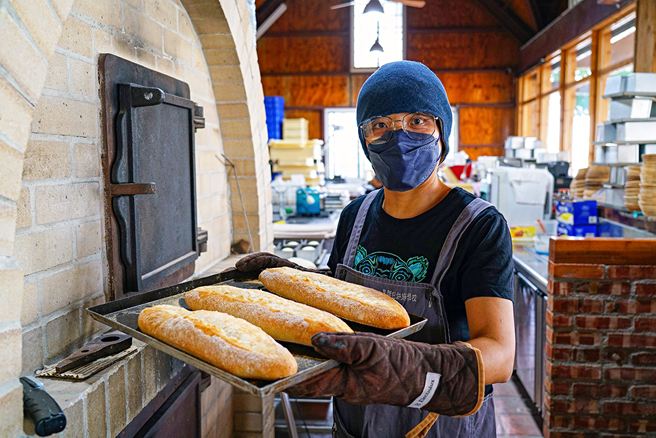 郭慧慧端出刚烤好的欧式麵包，没有花俏外型，只有诱人的温和麦香。(摄影/Cindy Lee)