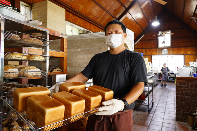刚出炉的吐司金黄饱满，舒服的麵包香窜入鼻腔，充满天堂般的幸福感。(摄影/Cindy Lee)