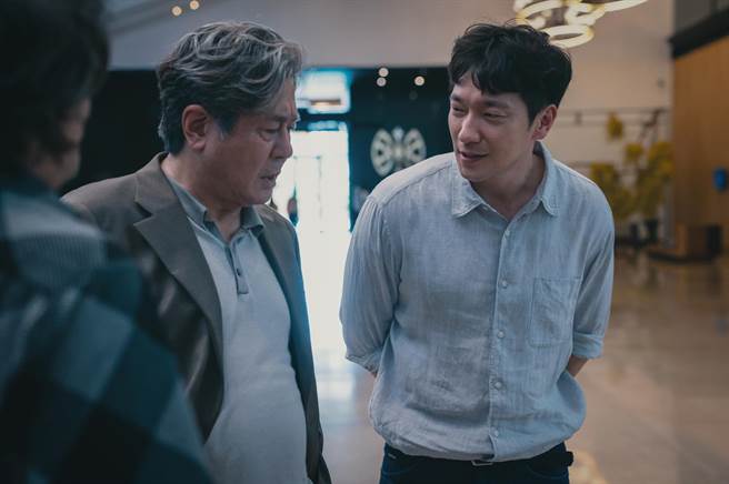 崔岷植（左）与孙锡久在《地下菁英》中有多场对手戏。（Disney＋提供）