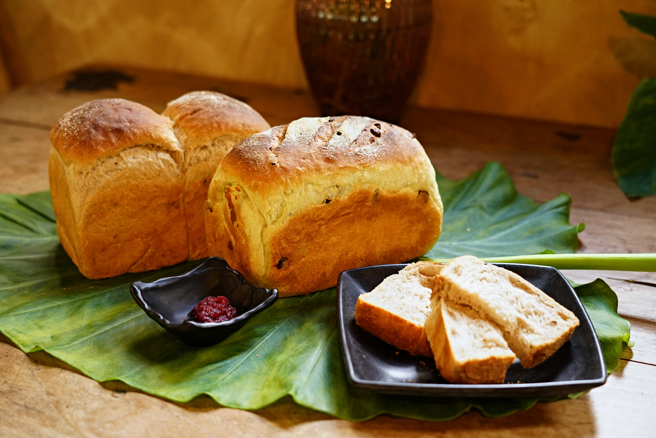 龙鬚菜奶酪吐司将当地小农的无毒龙鬚菜打成汁，揉进麵团，加入奶酪一起制作，完全吃不到菜味；玫瑰核桃吐司也是店里的招牌，预约下午茶还有机会搭配自制玫瑰花酱和那玛夏咖啡一起品嚐。(摄影/Cindy Lee)