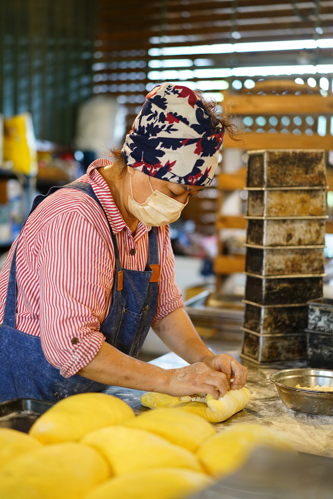主厨江大姐喜欢加入原乡天然食材，尝试不同风味的吐司，谦称自己是助手的阿布娪说：「自己学会做麵包，才知道以前到底吃进什么东西。」那些原以为有益健康的麵包，其实包含不少对身体有害的添加物。(摄影/Cindy Lee)