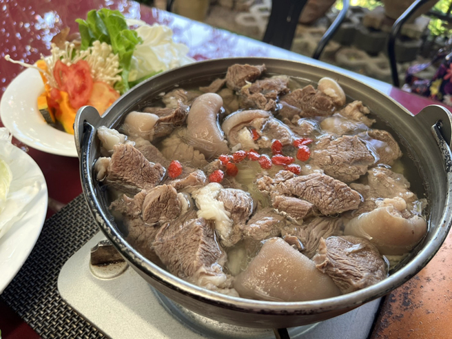 罗玉厚原本只想推广自产自烘的龙眼咖啡，却因为羊肉炉太受欢迎，咖啡反而成为配角，熟客们笑称这里是「被咖啡耽误的羊肉炉」。(图片提供/老三咖啡农场)