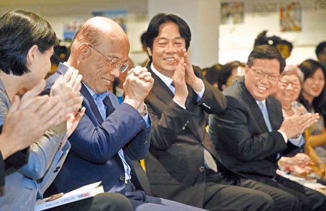 民進黨2022九合一大選慘敗，總統蔡英文11月26日在秘書長林錫耀陪同下召開記者會，宣布辭去黨主席一職。（資料照，郭吉銓攝）