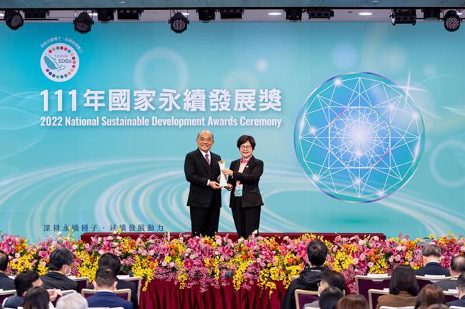 （第一银行获企业类国家永续发展奖，由行政院院长苏贞昌(左)颁奖，第一银行董事长邱月琴(右)受奖。 图／第一银行提供）