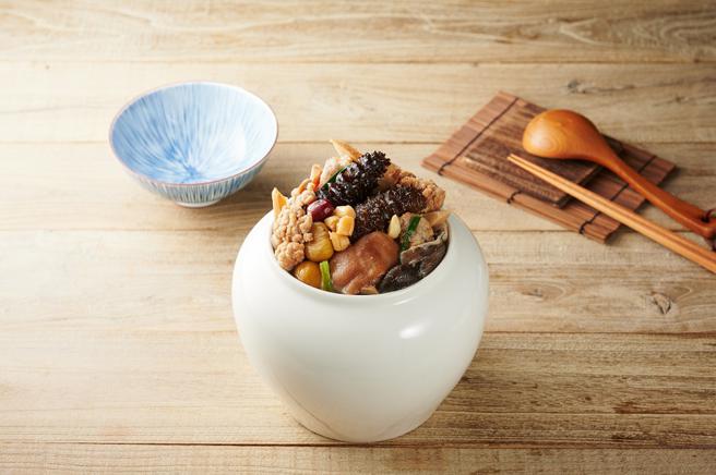 大润发王品严选福满乌参佛跳墙，1299元。（大润发提供）