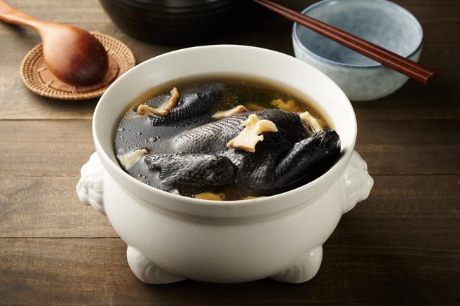 大润发彭园谭府玉皇乌鸡汤，698元。（大润发提供）