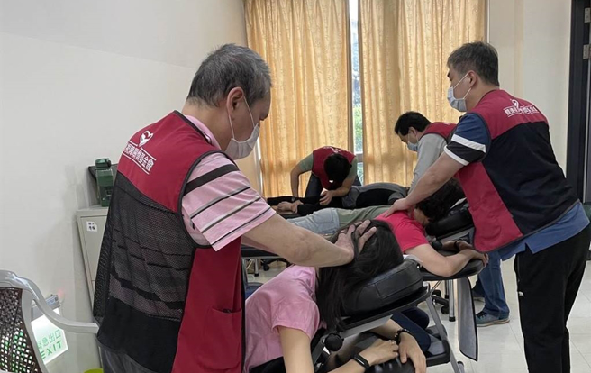 一對夫妻日前到視障按摩站，丈夫按摩完後給一千元，按摩師問說是多錢，丈夫再嗆「自己看哪，不會看用摸的」。（資料照，非當事人）