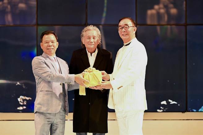 丽明营造董事长吴春山(右)从亚太经营家协会卸任理事长陈阿南(左)手中接过印信，接任第21届理事长。(亚太经营家协会提供)