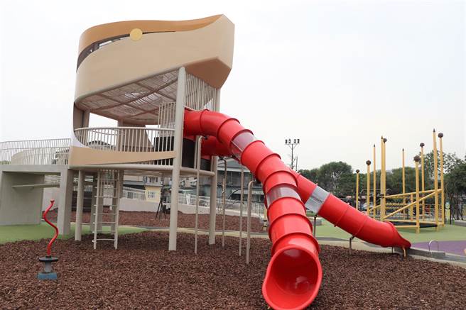 屏东一乡一共融游戏场原乡版14日首度开箱，2大特色游具「百步蛇游戏高塔」、「刺福球攀爬网架」完美展现原民文化意象。（谢佳潾摄）