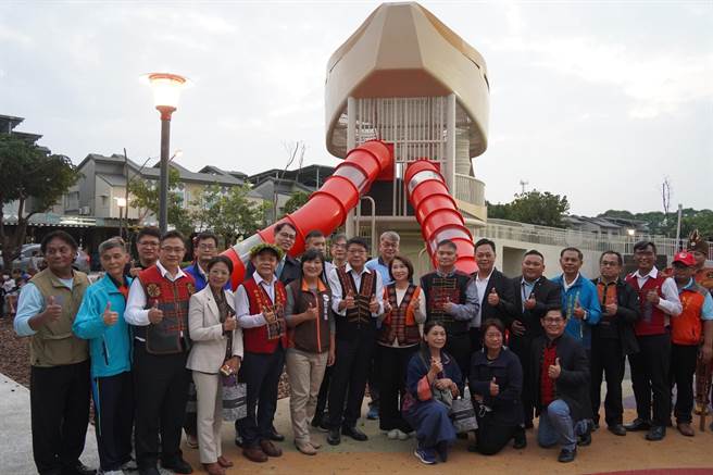 屏东一乡一共融游戏场原乡版14日首度开箱，2大特色游具「百步蛇游戏高塔」、「刺福球攀爬网架」完美展现原民文化意象。（屏县府提供／谢佳潾屏东传真）