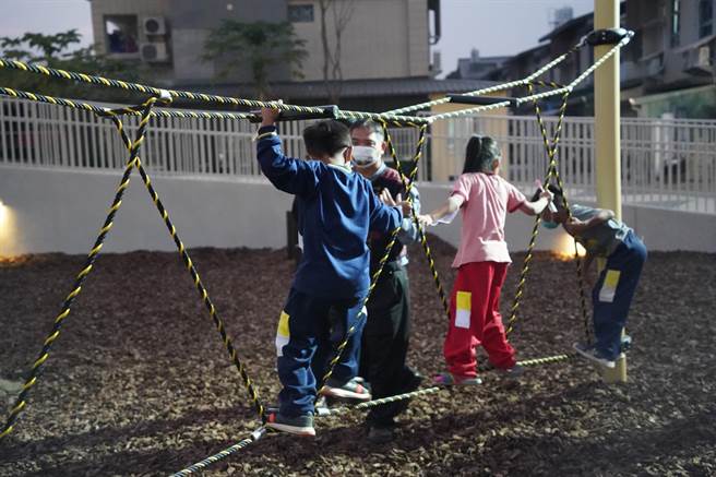 屏东一乡一共融游戏场原乡版14日首度开箱，2大特色游具「百步蛇游戏高塔」、「刺福球攀爬网架」完美展现原民文化意象。（屏县府提供／谢佳潾屏东传真）