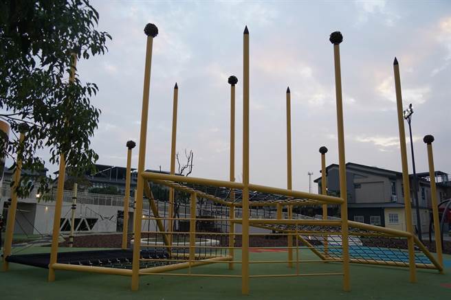 屏东一乡一共融游戏场原乡版14日首度开箱，2大特色游具「百步蛇游戏高塔」、「刺福球攀爬网架」完美展现原民文化意象。（屏县府提供／谢佳潾屏东传真）