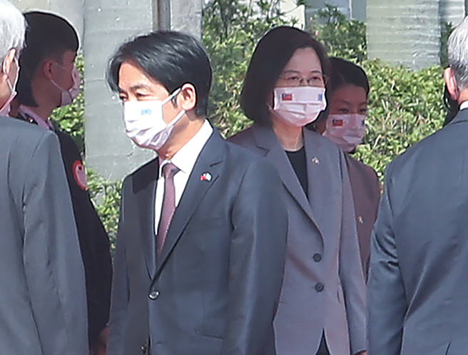 图为总统蔡英文（右二）11月29日以军礼欢迎圣露西亚总理皮耶访问团，副总统赖清德（左二）与会。（资料照，赵双杰摄）
