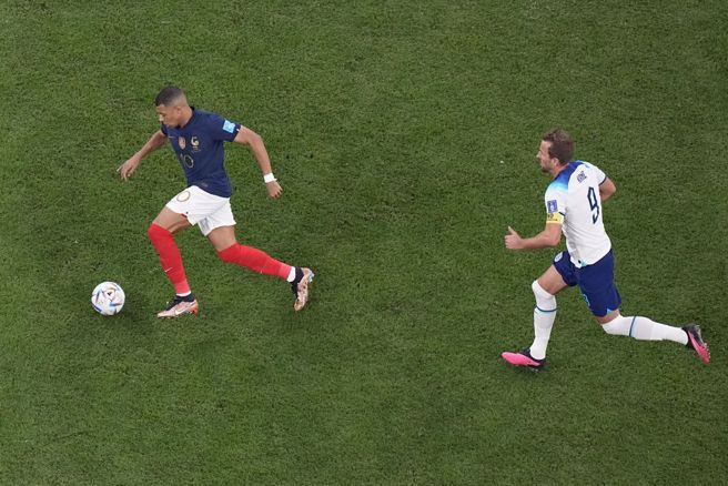 法国前锋姆巴佩(左)带球进攻，英格兰前锋肯恩在后追赶。（美联社资料照）