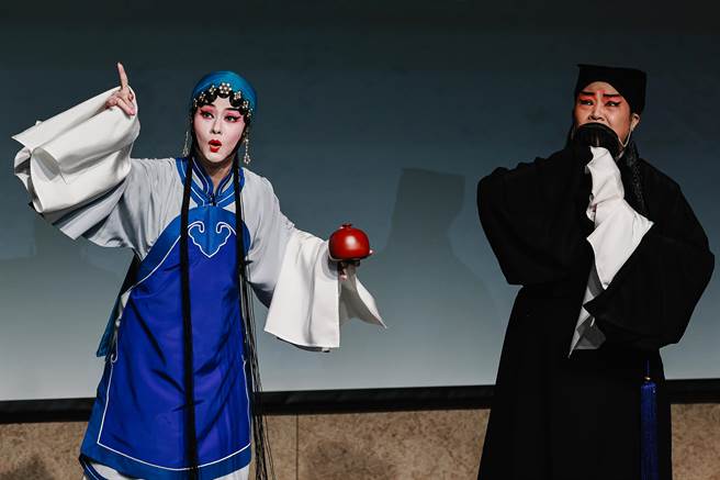 臺灣豫劇團新劇《求你騙騙我》從市井小民生存的窘境與無奈中，運用機智尋得一線生機，窮書生搖身一變，成為江湖上號稱能呼風喚雨的「神算金」，連皇帝都要下詔請他一解疑難；劇情荒誕不羈卻令人備感真實，「笑」果十足，背後隱藏的諷刺感與對比性，喚起人性中樂觀光明的一面，不禁一笑泯卻塵世紛擾。（郭吉銓攝）