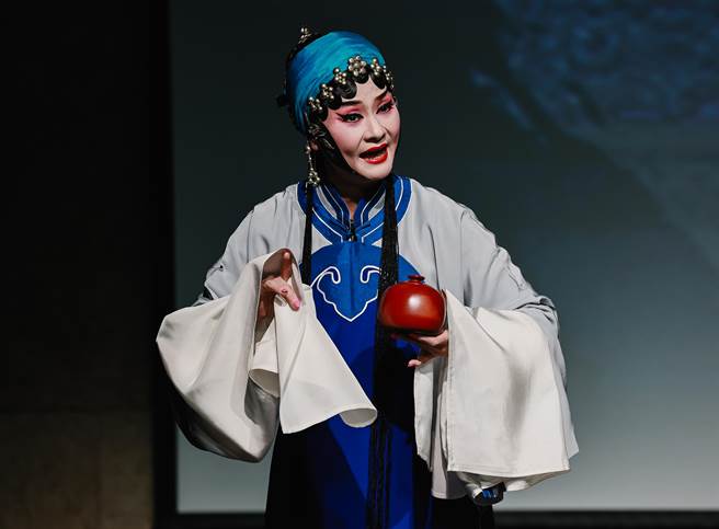 臺灣豫劇團新劇《求你騙騙我》融合老生和丑角的行當特性，以詼諧手法帶來歡笑。由有「豫劇小天后」之稱的蕭揚玲（見圖）飾金登科妻。（郭吉銓攝）