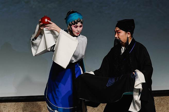 臺灣豫劇團新劇《求你騙騙我》從市井小民生存的窘境與無奈中，運用機智尋得一線生機，窮書生搖身一變，成為江湖上號稱能呼風喚雨的「神算金」，連皇帝都要下詔請他一解疑難；劇情荒誕不羈卻令人備感真實，「笑」果十足，背後隱藏的諷刺感與對比性，喚起人性中樂觀光明的一面，不禁一笑泯卻塵世紛擾。（郭吉銓攝）