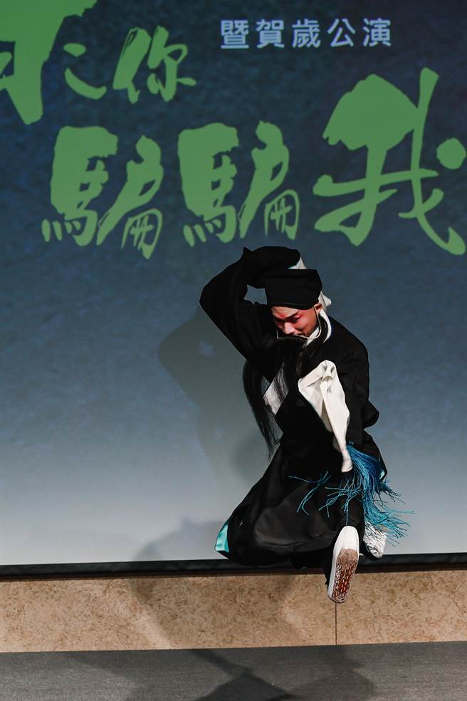 臺灣豫劇團新劇《求你騙騙我》融合老生和丑角的行當特性，以詼諧手法帶來歡笑。傳承予本工老生行當的青年演員林文瑋獨挑大樑，飾演懷才不遇卻出奇致勝的金登科。（郭吉銓攝）