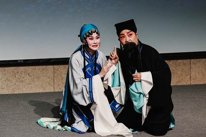 臺灣豫劇團新劇《求你騙騙我》由臺灣豫劇團「豫劇第一小生」朱海珊（右）飾金登科，臺灣豫劇團「當家花旦」蕭揚玲（左）飾金登科妻。（郭吉銓攝）