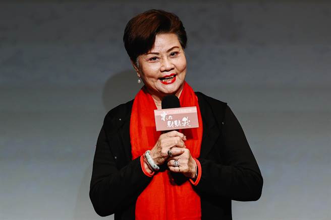 臺灣豫劇團藝術總監王海玲(見圖)說：「《求你騙騙我》節奏明快，活潑逗趣又奇巧，是讓人從頭笑到尾的好戲，更是我多年老搭檔朱海珊屆退的畢業製作，傳承場的林文瑋是重點栽培的老生，嗓音高亢悲涼、帶有一股滄桑勁，師徒二人各有不同韻味。（郭吉銓攝）