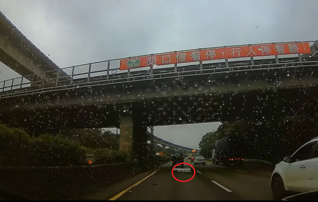 驾驶行驶在国道上，却因前方货车喷出铝梯闪避不及，他直接撞上还爆胎。（翻摄自脸书爆料公社）