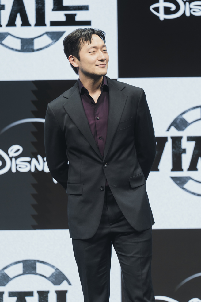 孙锡久在《地下菁英》中饰演被派遣到菲律宾追踪崔岷植的韩国警察。（Disney＋提供）