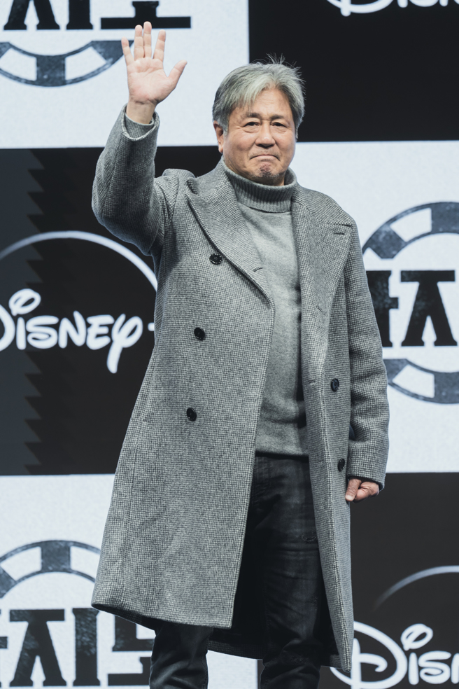 崔岷植在《地下菁英》中卷入杀人案的赌场大亨。（Disney＋提供）