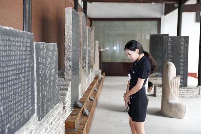图为游客在大陆重庆白帝城参观碑刻文物。（新华社资料照片）