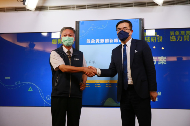 彭启明晚间PO出与郑明典合照，重申气象预报标准应多沟通。（图／翻摄彭启明脸书）