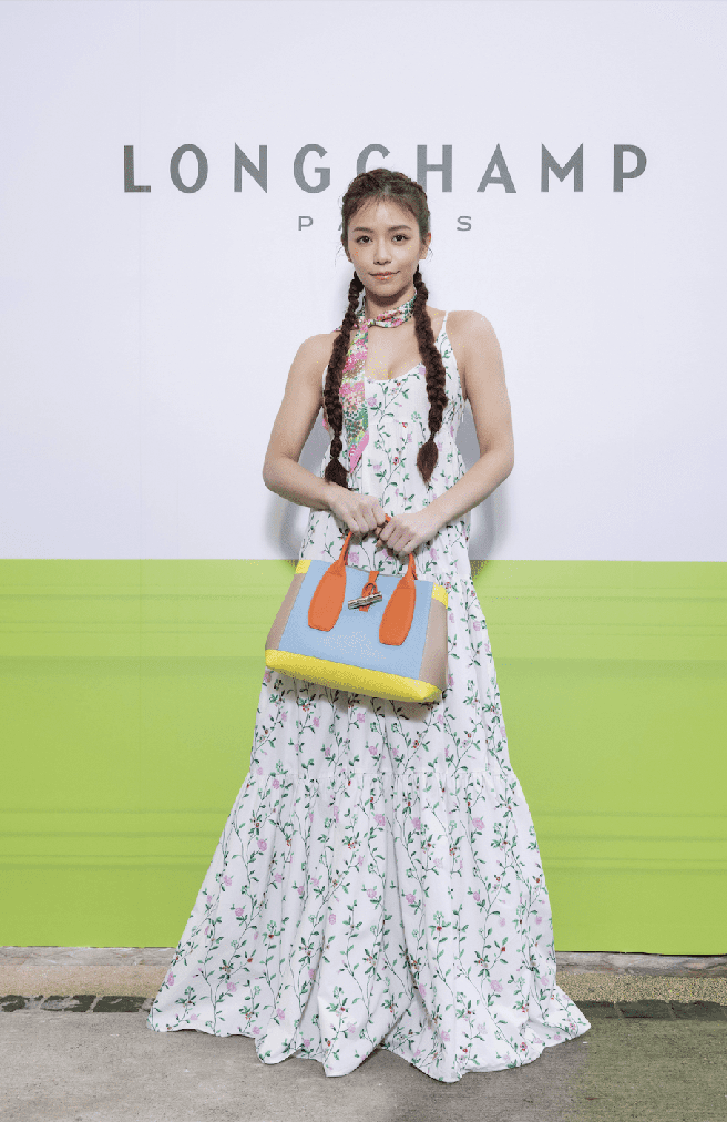 宋芸桦以碎花长裙搭配双辫可爱亮相，度假氛围十足地造型让她对品牌喊话「想出国」。（Longchamp提供）