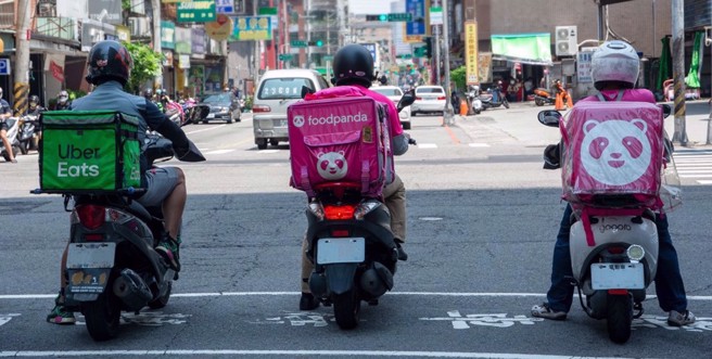 一名外送员辛苦在雨中送餐，没想到回家后才发现，竟然赔钱了。（示意图／shutterstock）
