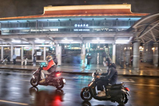 禁行机慢车长达40多年的北市忠孝西路，14日起开放机车于夜间11时至隔天上午6时通行，许多骑士抢鲜通行。（杜宜谙摄）